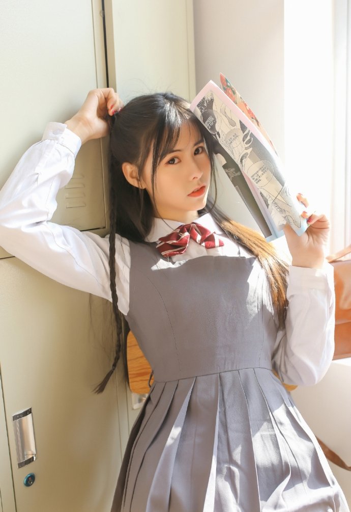 清纯日系制服少女教室甜美写真图片